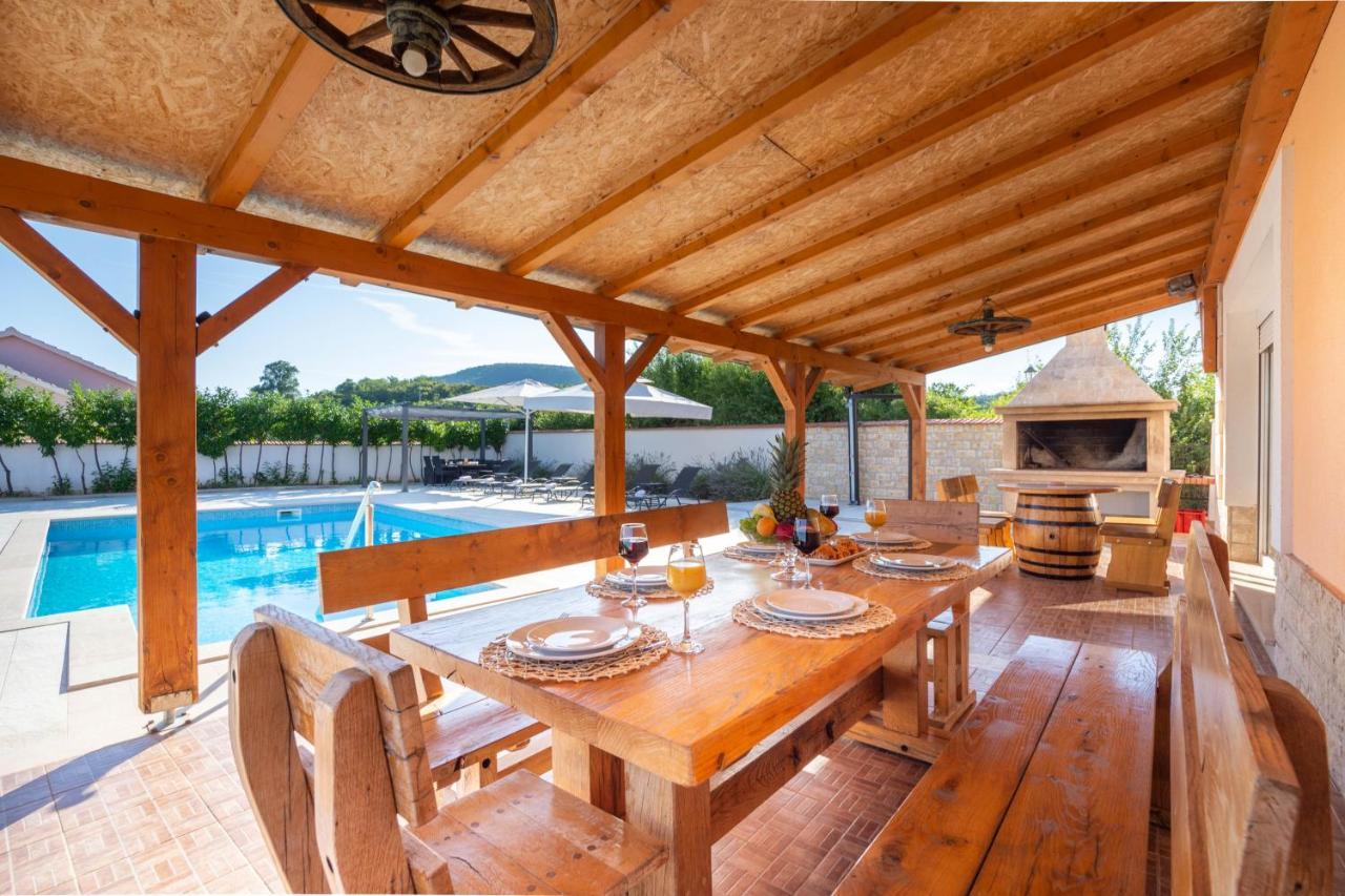 Vacation Villa Matic With 7 Bedrooms Sinj Dış mekan fotoğraf