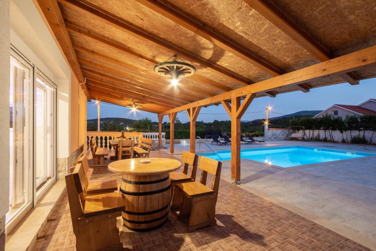 Vacation Villa Matic With 7 Bedrooms Sinj Dış mekan fotoğraf