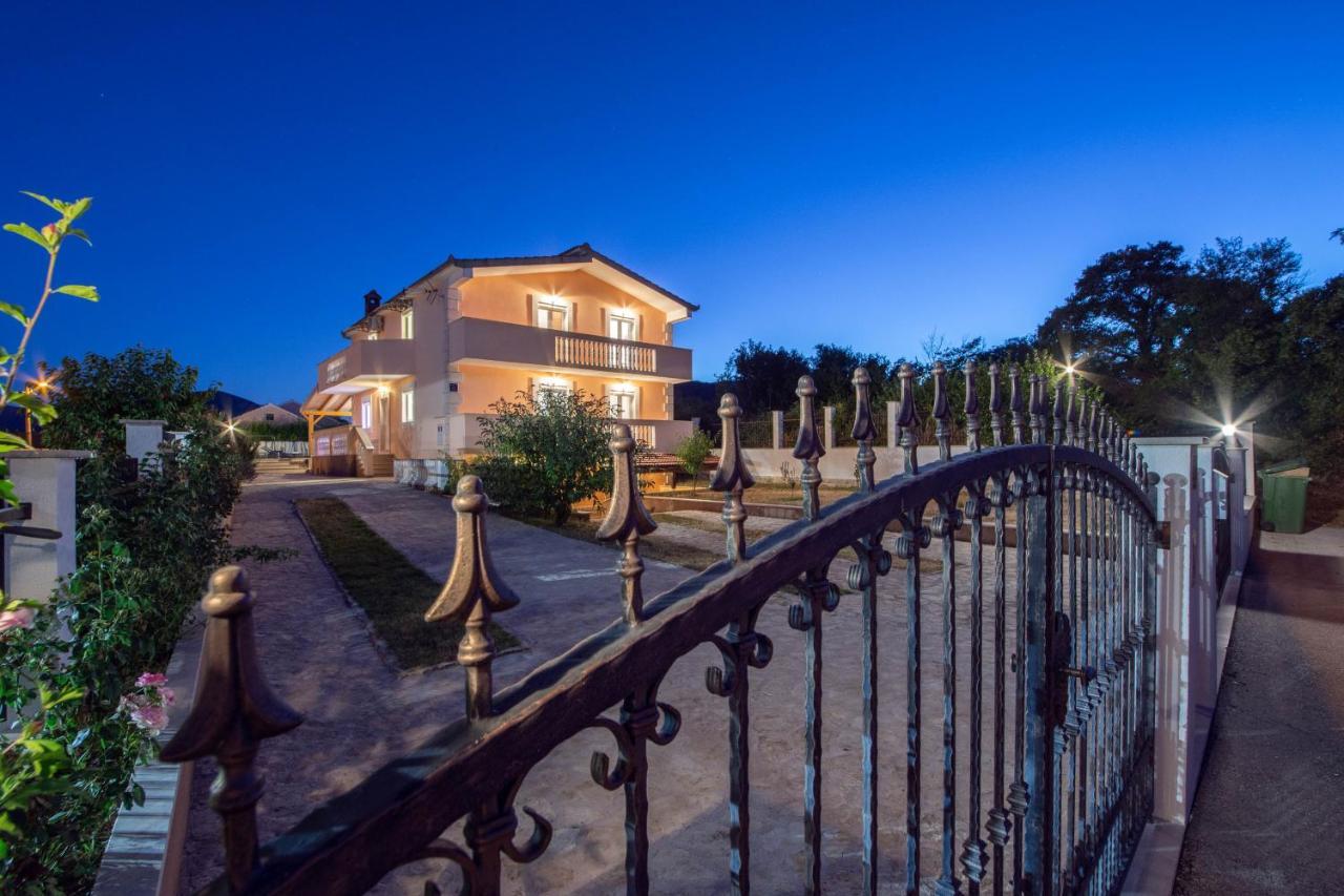 Vacation Villa Matic With 7 Bedrooms Sinj Dış mekan fotoğraf