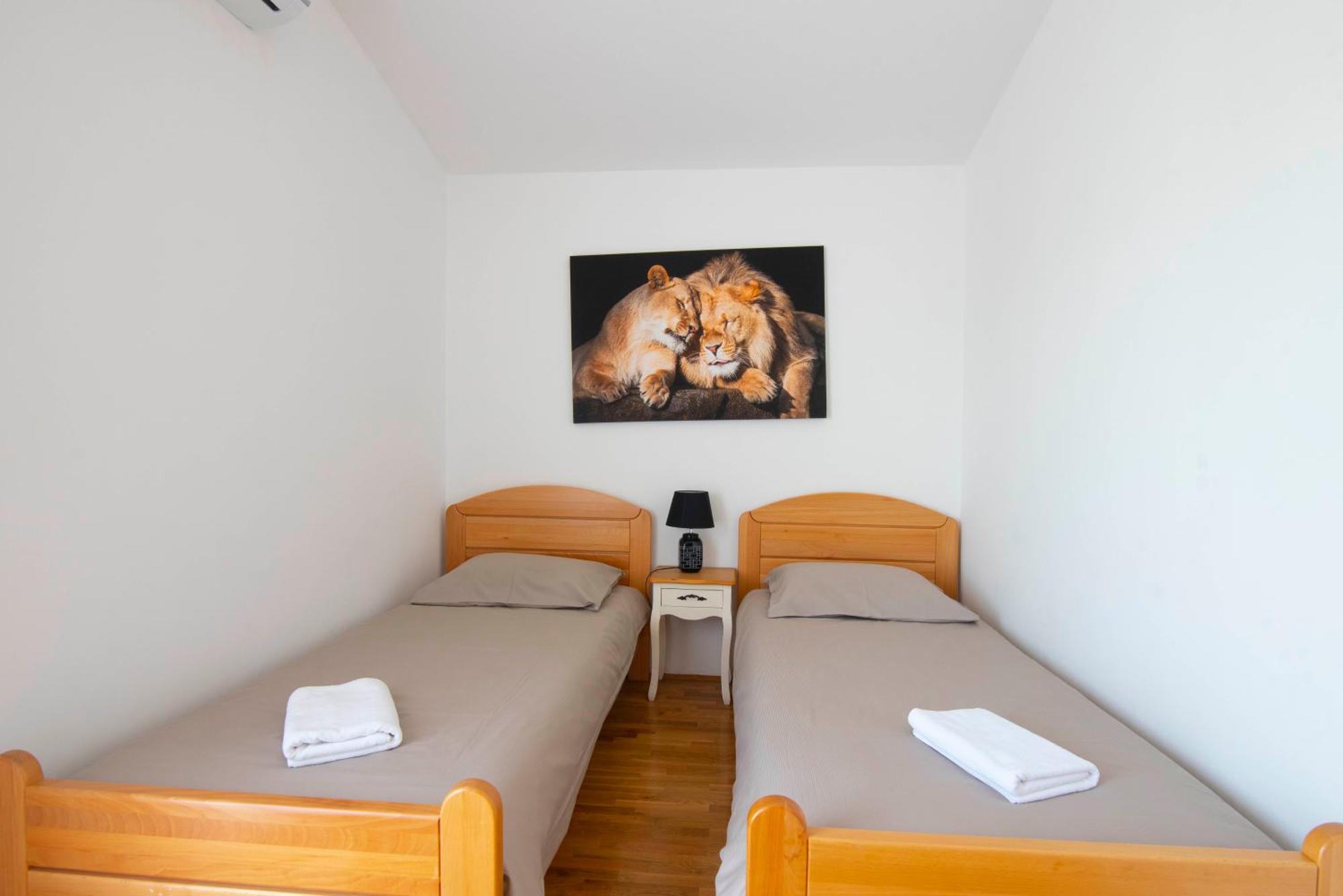 Vacation Villa Matic With 7 Bedrooms Sinj Dış mekan fotoğraf