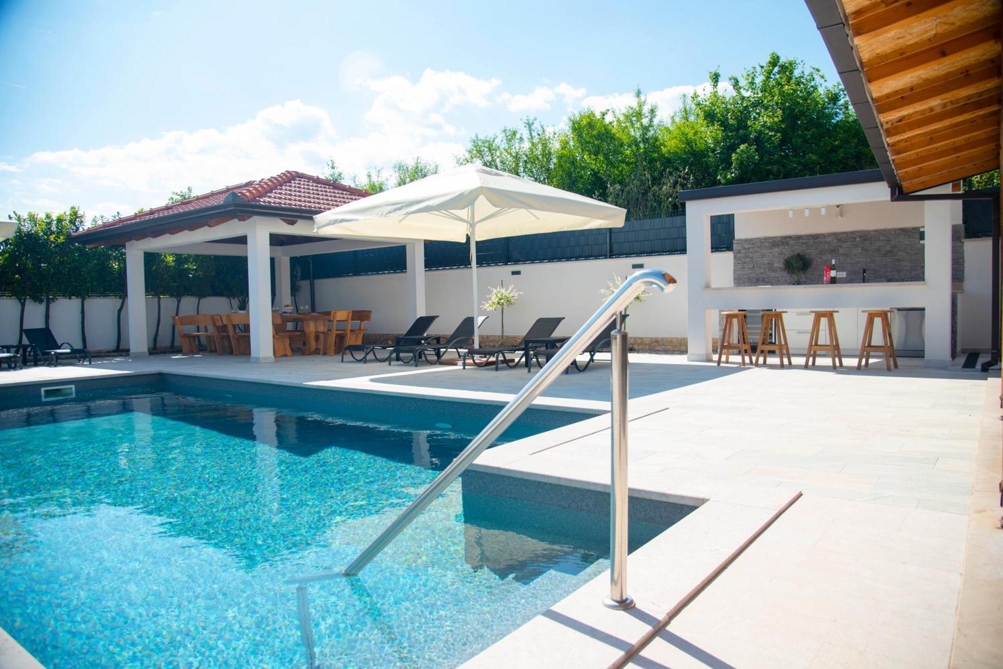 Vacation Villa Matic With 7 Bedrooms Sinj Dış mekan fotoğraf