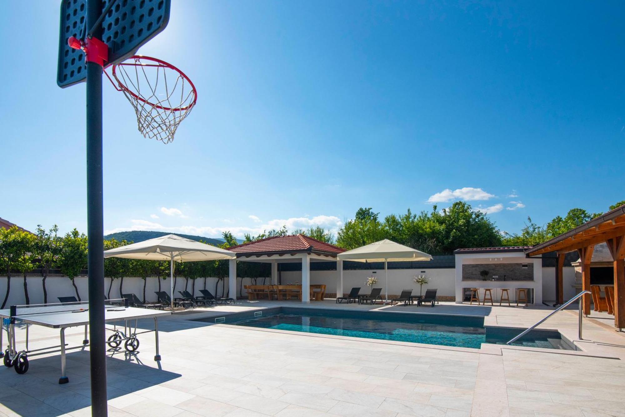 Vacation Villa Matic With 7 Bedrooms Sinj Dış mekan fotoğraf